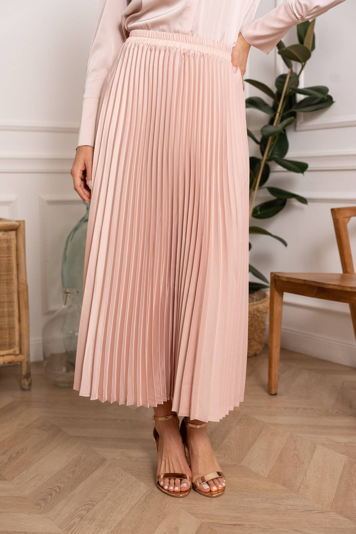 Solid satin pleated skirt
