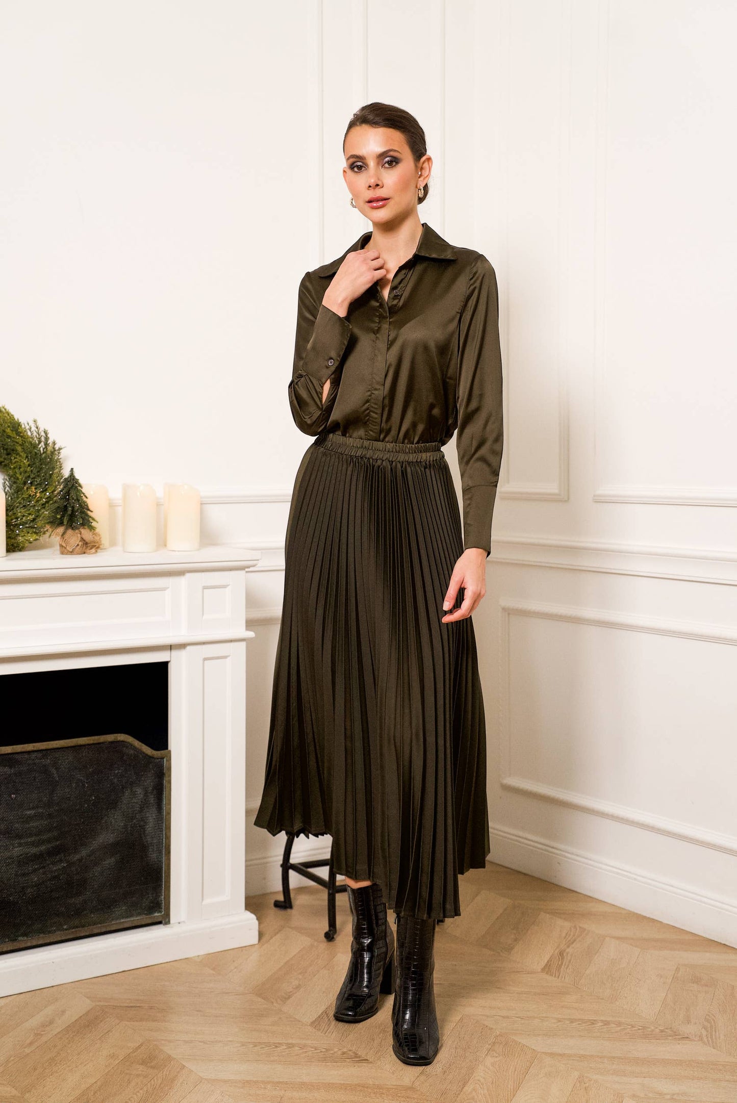 Solid satin pleated skirt