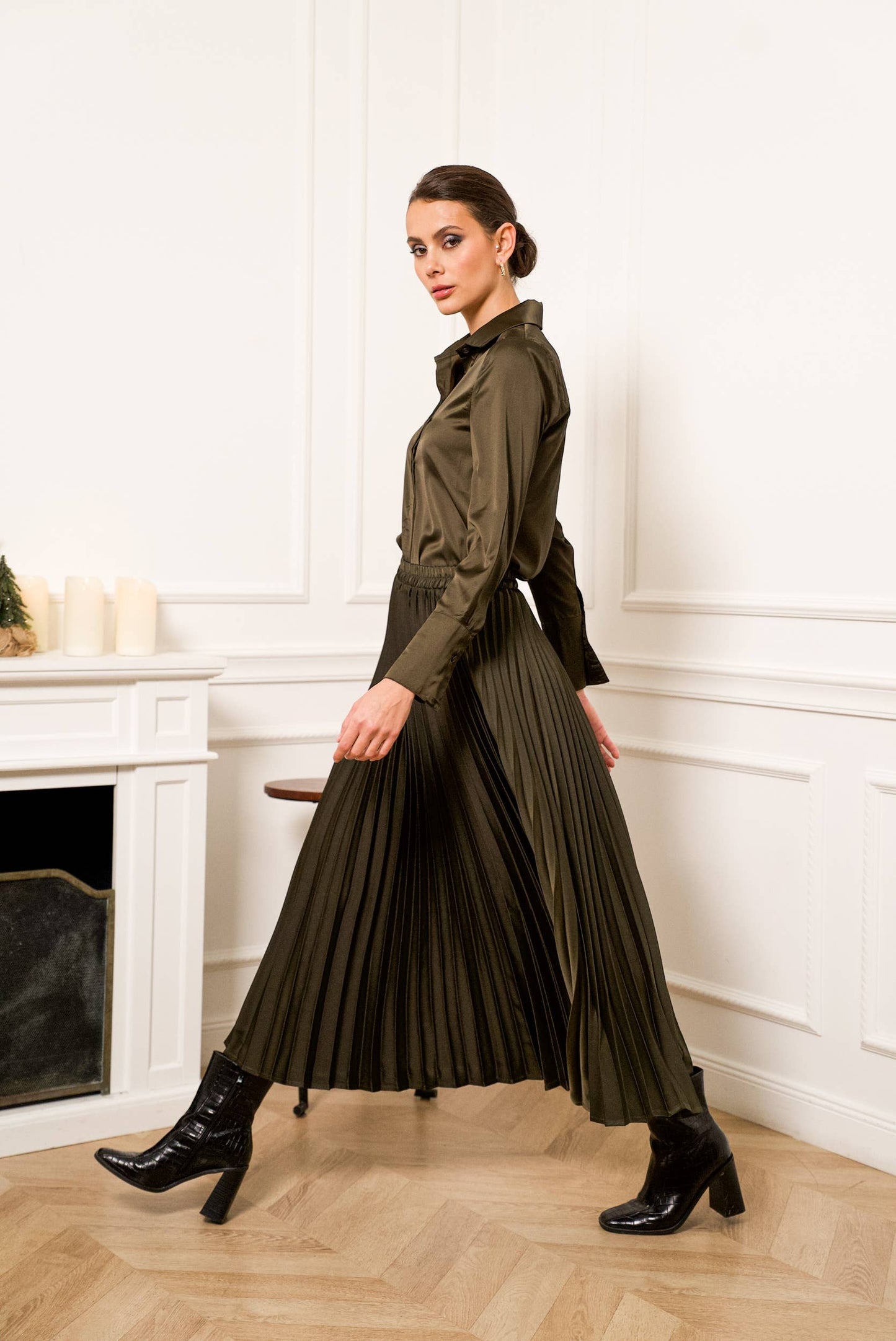 Solid satin pleated skirt